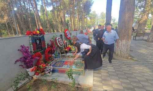 Anım Günü öncəsi Xocalının qəhrəman şəhidlərinin məzarları ziyarət olundu